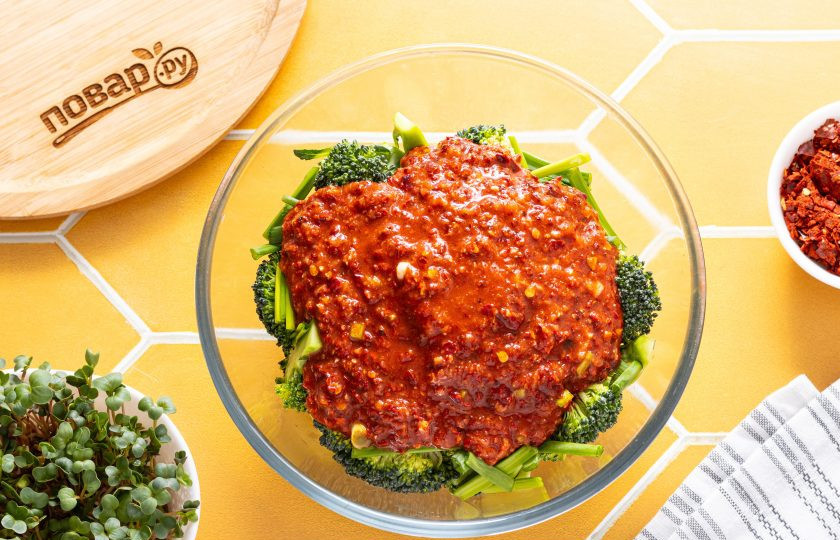 1. Этап. Кимчи из брокколи: Добавьте заправку и аккуратно все перемешайте, чтобы она равномерно распределилась по брокколи.