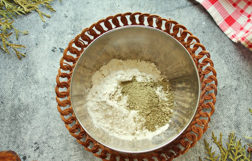 1. Этап. Бисквит с чаем матча: Смешайте муку и чай матча и просейте через сито.