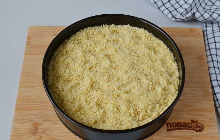 1. Этап. Пирог с клюквой и штрейзельной крошкой: Штрейзель распределите равномерно по клюквенной начинке. Отправьте в духовку. Выпекайте пирог при 180 градусах 45 минут.