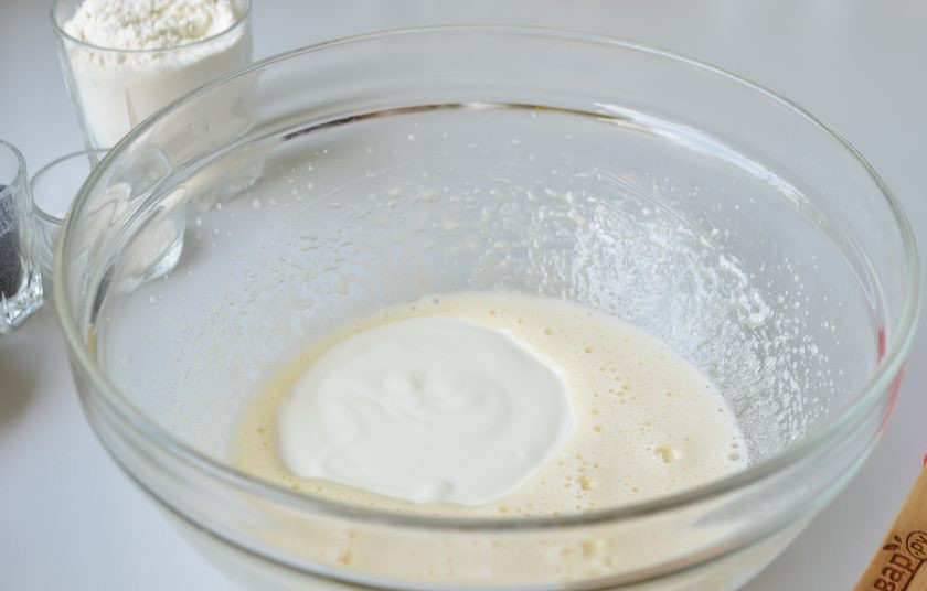 1. Этап. Коржики Маковые: 3. Введите сметану.