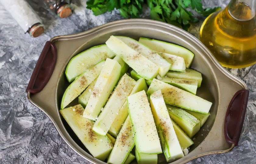 1. Этап. Диетические кабачки в духовке: Посолите и поперчите. По желанию - добавьте другие сушеные пряности: тимьян, розмарин.