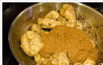 1. Этап. Классическое куриное карри: Когда кусочки курицы хорошенько обжарились, добавьте овощную пасту.