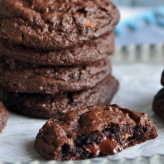 Шоколадное печенье с кусочками шоколада