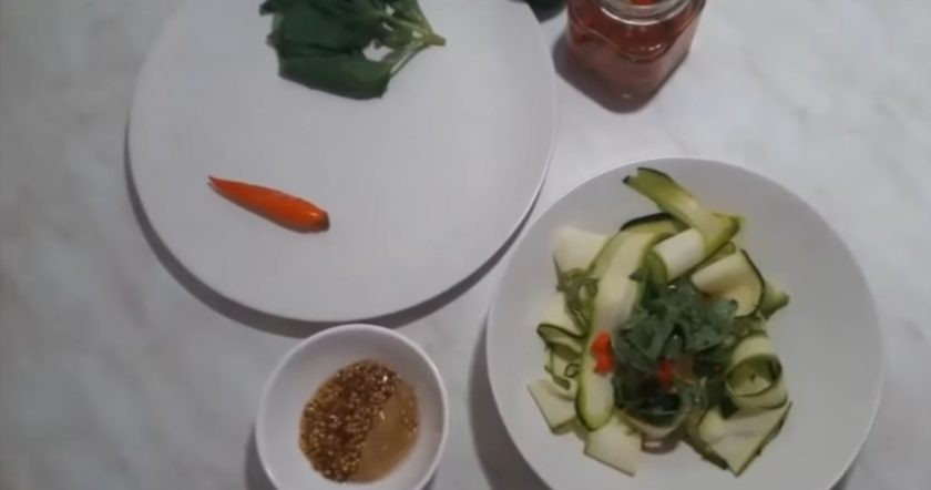 1. Этап. Вкусная курица с кунжутом в соусе: 2. Острый перец очистите от семени и мелко нарежьте, добавьте к кабачку. Туда же добавьте мелко нарезанный базилик, посолите и поперчите. Добавьте сок лайма? оставьте салат мариноваться на 10 минут.