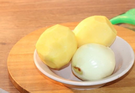 1. Этап. Сочные, нежные котлеты с добавлением картофеля: 4. Очищаем овощи.