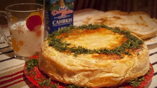 1. Этап. Курник с картошкой: Ближе к готовности курник начнет подрумяниваться. Если пол часа не хватило для пропекания , то подержать в духовке подольше. Когда пирог будет готов, подать на стол. Так же его можно посыпать сверху зеленью. Приятного аппетита!