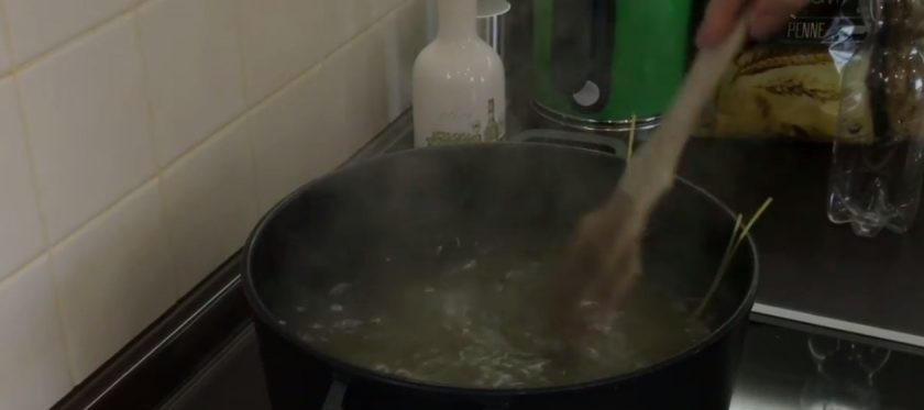 1. Этап. Макароны по-флотски (как у бабушки): 2. Мясо пропустите через мясорубку. В кастрюлю с бульоном добавьте воду и соль, доведите до кипения. Варите макароны в бульоне в течение 8 минут после закипания.