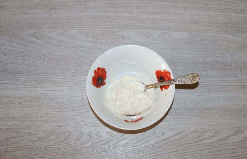 1. Этап. Салат Шикарный: Чеснок выдавите при помощи чесночницы, смешайте с небольшим количеством майонеза.