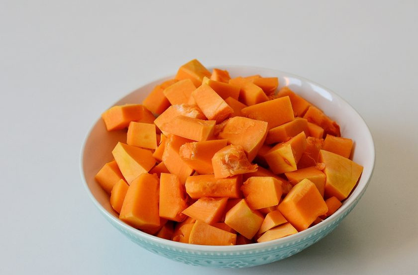 1. Этап. Тыквенный мармелад: Тыкву очистите от кожуры и семечек, затем нарежьте кубиками.