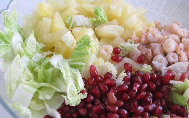 1. Этап. Салат из пекинской капусты с креветками: 3. В это время уже и креветки обсохли. Выложите их поверх капусты. Посыпьте зернами граната. Также разнообразьте это блюдо кусочками ананаса.