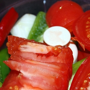 1. Этап. Свиная корейка с домашним кетчупом: Помидоры очищаем от кожицы (для этого хорошо обдать помидоры кипятком - кожура снимается очень легко), перцы очищаем от семян, луковицу чистим. При помощи блендера, процессора или комбайна измельчаем все это дело до однородной консистенции.