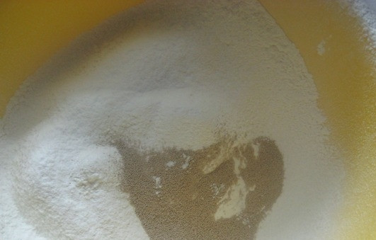 1. Этап. Булочки облитые халвой: Добавьте к просеянной муке дрожжи.