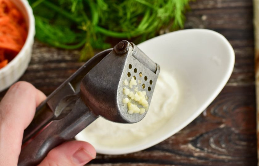 1. Этап. Шаурма со сметанным соусом: К сметане выдавите через пресс чеснок.