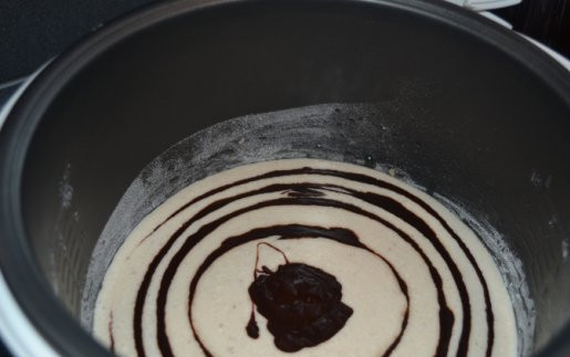 1. Этап. Кекс мраморный в мультиварке: 10. Таким образом выложить все тесто, постоянно чередуя слои.