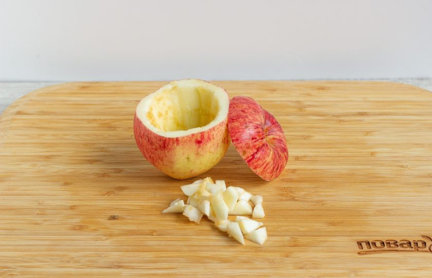 1. Этап. Яблоки, фаршированные карамелизированной сливой: У яблока срежьте макушку, с помощью ножа или ложки (удобно делать ложкой для шариков мороженого) уберите сердцевину и немного мякоти, чтобы получилась яблочная чашечка. Мякоть из яблока и со срезанной крышечки отложите.