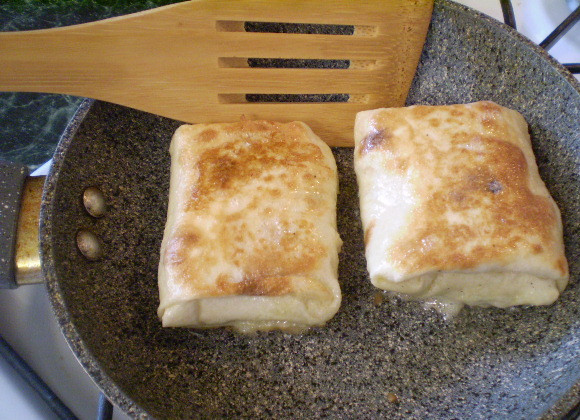 1. Этап. Лаваш с пюре: Обжариваем конвертики с обеих сторон в масле.