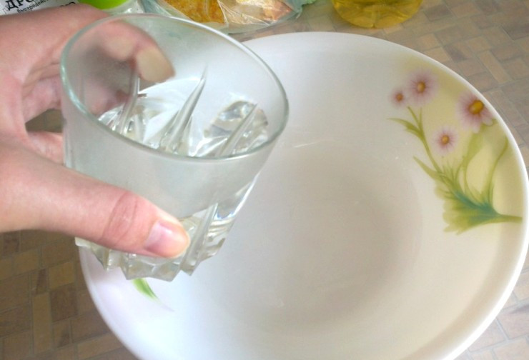 1. Этап. Тесто для баурсаков: Для начала наливаем в мисочку теплую воду.