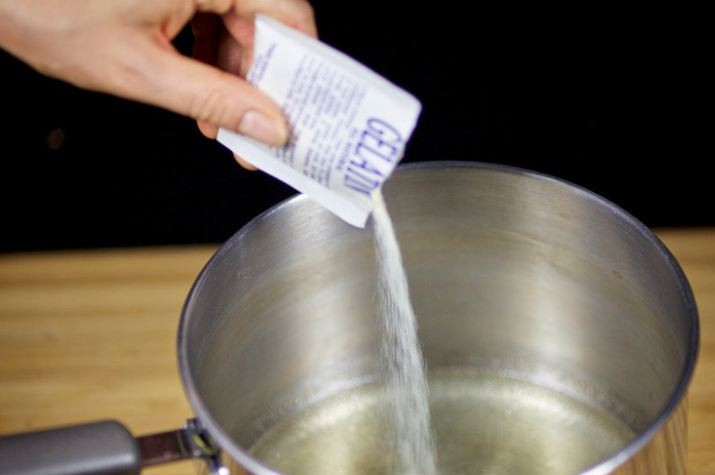 1. Этап. Язык заливной: 4. Готовый язык выньте из кастрюли. В готовый бульон добавьте желатин и дайте ему набухнуть.