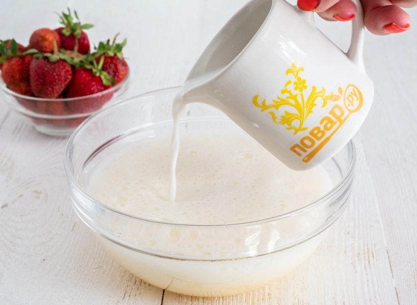 1. Этап. Панкейки с клубникой: Затем добавьте молоко и снова взбейте миксером.