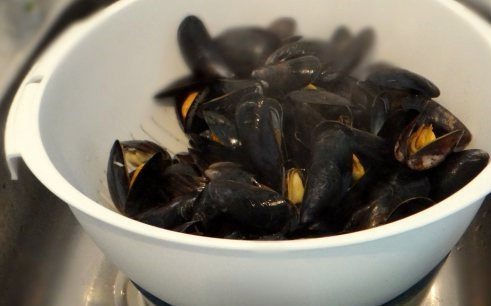 1. Этап. Cоус для мидий в створках: 7. Обсушите немного, сохранив жидкость, в которой они тушились.