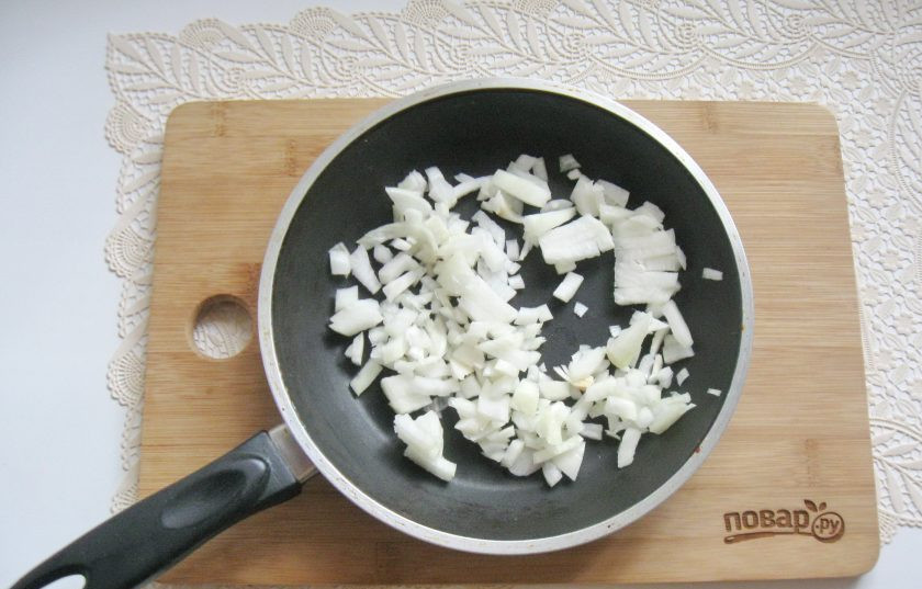 1. Этап. Макароны по-флотски с сыром: Репчатый лук очистите, помойте и нарежьте. Выложите в сковороду.