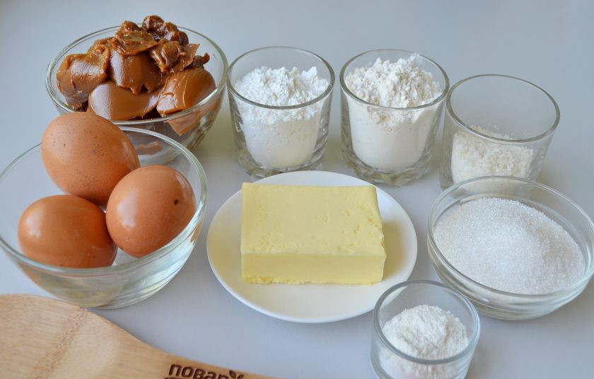 1. Этап. Кокосовые пирожные со сгущенкой: 1. Подготовьте продукты, масло сливочное заранее достаньте из холодильника, чтобы оно размягчилось. Или поставьте в микроволновку на 20 секунд. Приступим!