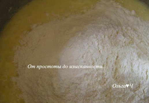 1. Этап. Кантуччини с миндалем: Всыпьте муку с разрыхлителем и солью, взбейте.