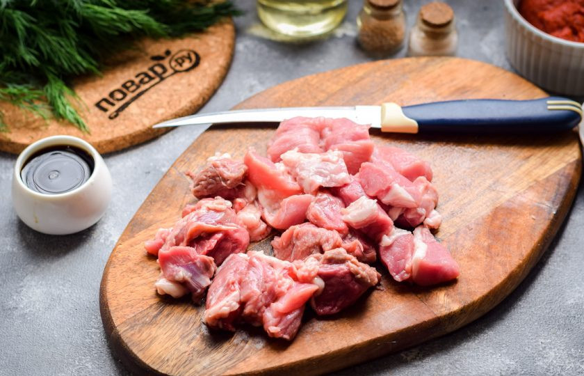 1. Этап. Мясо в соусе Дыхание дракона: Мясо нарежьте средними по размеру кусочками.