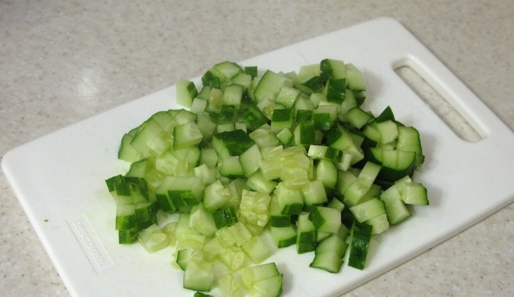 1. Этап. Мясо криля: Огурец также промойте, обсушите бумажным полотенцем и нарежьте кубиком.