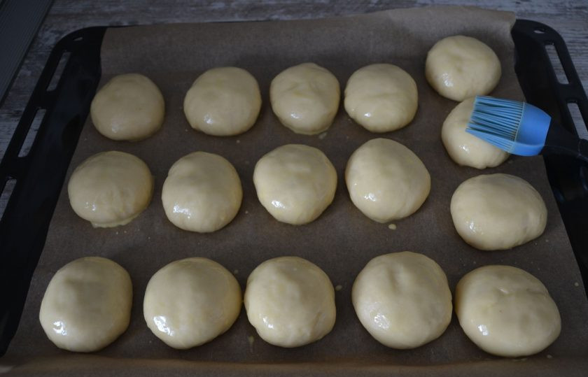 1. Этап. Булочки с конфетами Коровка: Смажьте яично-молочной 