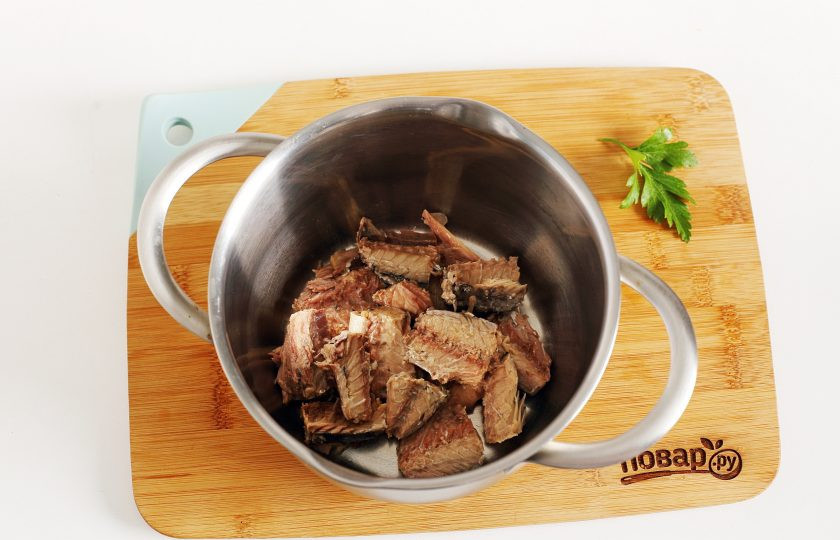 1. Этап. Батон фаршированный консервой и яйцом: С консервов слейте масло и удалите крупные косточки.