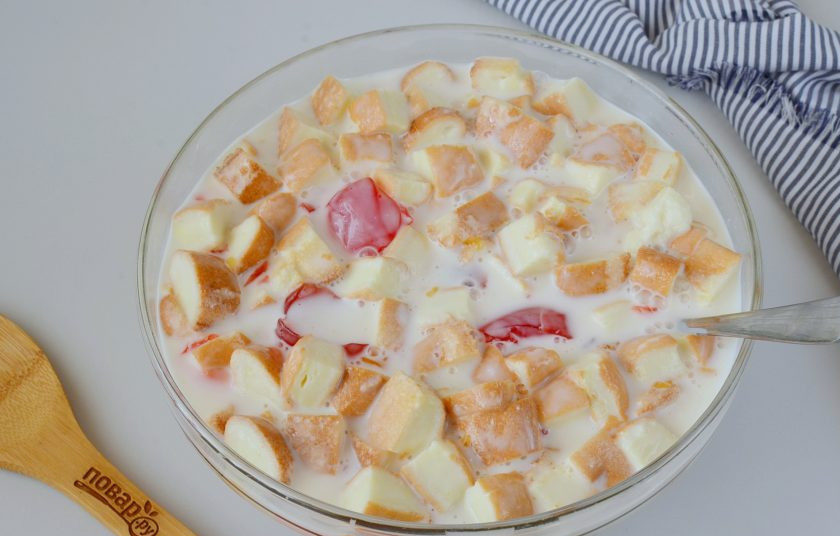 1. Этап. Желейный торт: В сметанный крем добавьте кубики бисквита. Все хорошо перемешайте.