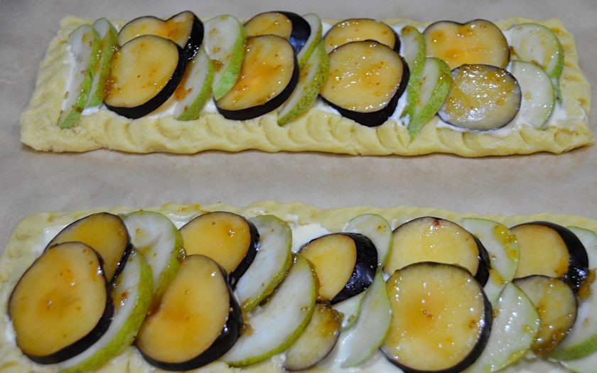 1. Этап. Пирог с грушами и сливами: Выложите начинку из груш и слив, чередуя ряды, смажьте сверху тонким слоем джема или варенья для придания глянца.