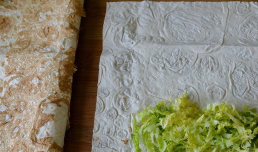 1. Этап. Завертон с индейкой и маринованными овощами: Готовить закуску - завертоны рекомендую непосредственно на пикнике, чтобы лаваш не размок. Берём лаваш, у нас его называют - портянка. Разрезаем на листы размером приблизительно 30 на 30 см. Отступаем снизу и боков приблизительно по 5 см и кладём нарезанную пекинскую капусту.
