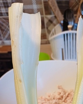 1. Этап. Салат из курицы с ананасом и вяленой сливой: Черешки сельдерея порезать мелкими кубиками, примерно 0,5 см.