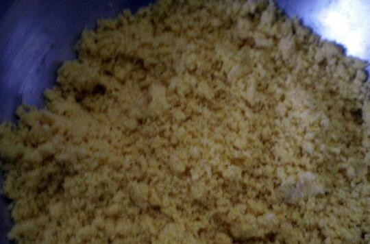 1. Этап. Лепешка для бурито: Перетрите массу в крошку, осторожно влейте в неё воду. Постоянно мешайте вилкой. Оставьте всё на 10 минут.