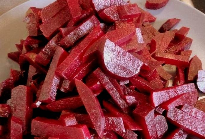 1. Этап. Борщ с грибами и фасолью: Свеклу тоже.