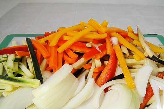 1. Этап. Макароны с овощами: Макароны необходимо заранее отварить в слегка подсоленной воде. Пока они варятся, мы нарезаем овощи брусками, а репчатый лук режем полукольцами.