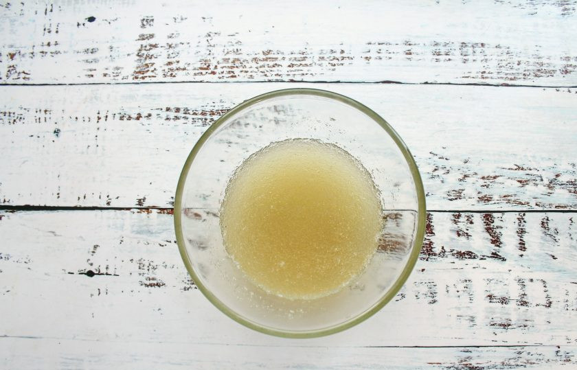 1. Этап. Желе из черешни на зиму: Желатин залейте 100 миллилитрами холодной кипяченой водой и оставьте на 30 минут для набухания.