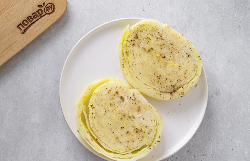 1. Этап. Стейки из капусты на сковороде: Затем достаньте и обсушите. Смажьте капусту с двух сторон растительным маслом, приправьте специями, солью и перцем.