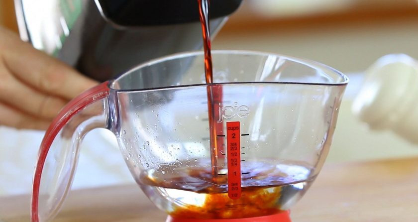 1. Этап. Креветки в соево-лимонном маринаде: 2. Смешайте воду с соевым соусом.