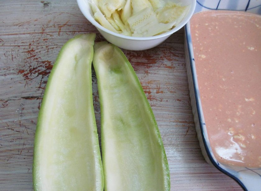 1. Этап. Кабачки с рисом и грибами: Соус вылейте в форму, в которой будем запекать кабачки.