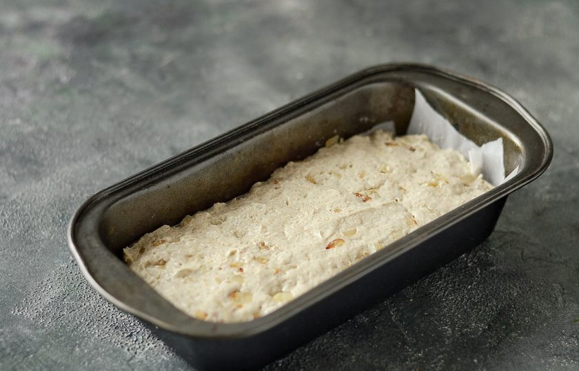 1. Этап. Луковый хлеб в духовке без дрожжей: Выпекайте хлеб 20-25 минут в заранее разогретой духовке до 200 градусов.