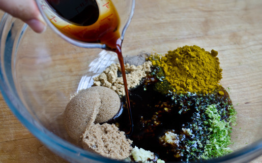 1. Этап. Курица, маринованная в соевом соусе: 2. Рецепт приготовления курицы, маринованной в соевом соусе предполагает использование не только самого соуса, но и различных дополнительных ингредиентов. Итак, в глубокой мисочке необходимо соединить коричневый сахар, цедру одного лайма или лимона, растительное масло. Очистить и пропустить через пресс чеснок, а также натереть на терке имбирь. Соединить все ингредиенты, добавить карри и соевый соус. Все тщательно перемешать.