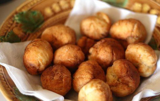 1. Этап. Медовые шарики: Затем шарики отбросить на дуршлаг, дать стечь маслу и переложить в блюдо, застеленное бумажной салфеткой.