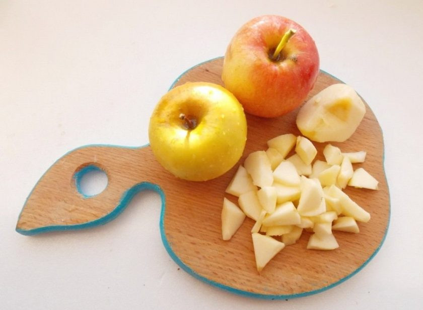 1. Этап. Яблочный маковый пирог: Яблоки нарежьте небольшими кубиками .