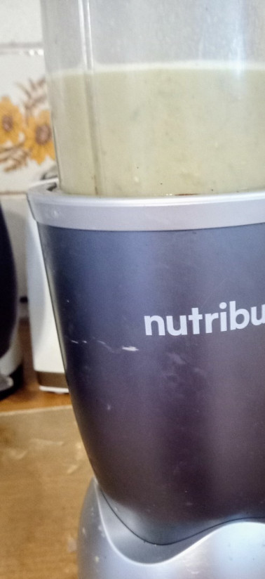 1. Этап. Гаспачо из цуккини и миндаля: Положить смесь в чашу блендера и пробить. У меня получилось несколько заходов.