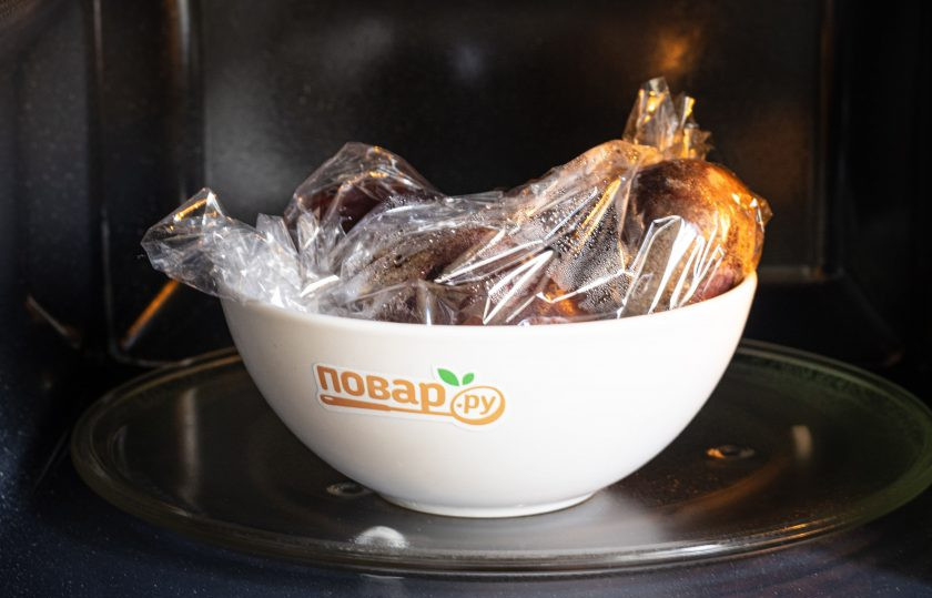 1. Этап. Свекла в микроволновке: Переложите пакет в тарелку или миску, поставьте в микроволновую печь и включите максимальную мощность. Готовьте около 5-10 минут. Время приготовления будет зависеть от размера свеклы и мощность вашей микроволновки — она должна легко входить.