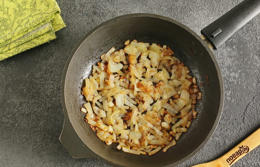1. Этап. Каша с машем, рисом и мясом: Перед подачей в отдельной сковороде обжарьте оставшийся лук.