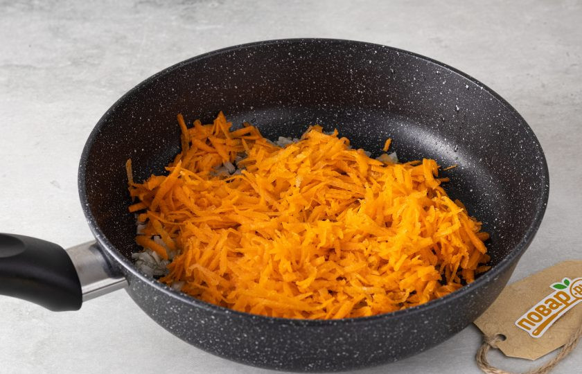 1. Этап. Икра из цукини: Добавьте тертую морковь. Жарьте овощи еще 3-4 минуты, пока морковь не приобретет золотистый цвет.
